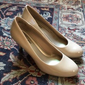 Comfort plus women’s shiny nude pumps size 11